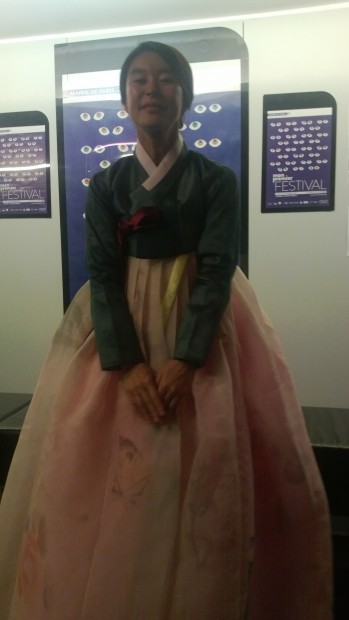 Ye Ji-won en hanbok, tenue traditionnelle venue faire une démonstration de danse coréenne au FDI